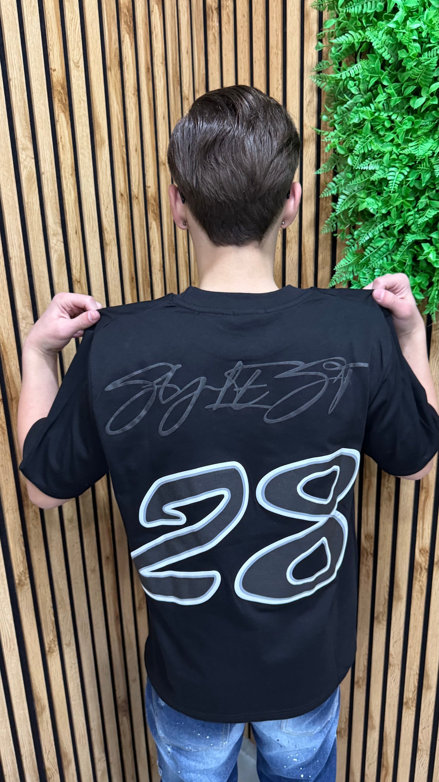 T-Shirt Stampa Retro "28"